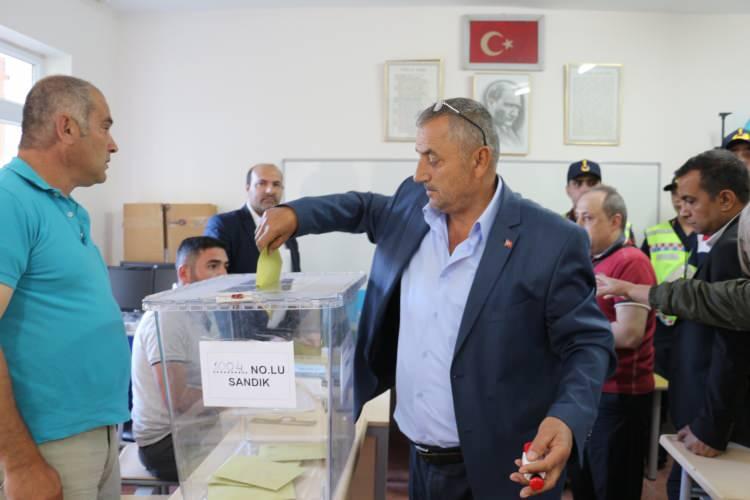 <p>Saadet Partisi<br />
İbrahim Çolak</p>
<p>Memleket Partisi<br />
Osman Dede</p>
<p> </p>