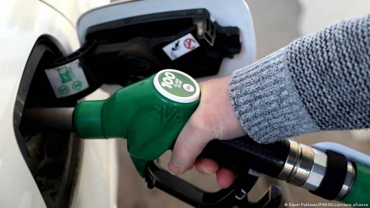<p>Brent petrol fiyatları ve dövizdeki değişikliklerle birlikte vatandaşlar benzin ve motorin fiyatlarını takibe devam ediyor.</p> <p> </p> 
