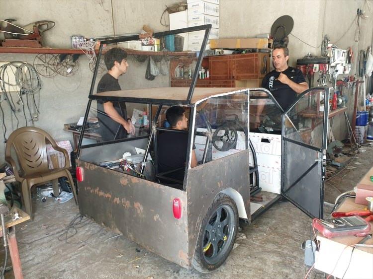 <p><strong>-"Çok daha güzel arabalar yapacağımıza inanıyoruz"</strong></p>
<p>Yaptıkları aracın 8 saatte tam şarj olduğunu aktaran Develioğlu, "Aracımız 45 kilometre hıza ve 70 kilometre menzile sahip. Aracımızla Kocaeli'deki yarışa katılacağız. İnşallah daha güzel projelere imza atacağız. Bu bizim için bir başlangıç. Çok daha güzel arabalar yapacağımıza inanıyoruz." diye konuştu.</p>