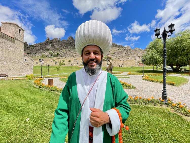 <p>Gönüllere taht kuran Nasreddin Hoca'yı temsil etmenin kendisi için büyük bir onur olduğunu belirten Özgeneci, "Nasreddin Hoca olmak benim için çok güzel bir duygu. Hayatımın en önemli dönüm noktalarından biri. Hem güldürürken düşündüren hem de memleketlimin torunlarından, onun ailesinden olmak gibi bir şey." dedi.</p>