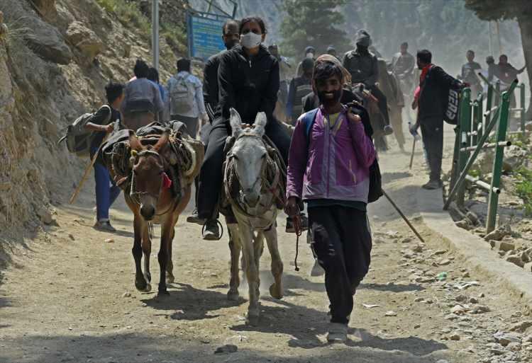 <p>Hindistan’da binlerce Hindu, kutsal hac görevlerini yerine getirmek için koronavirüs (Kovid-19) salgını sebebiyle 2 yıl aradan sonra yeniden yola koyuldu.</p>

<p> </p>

