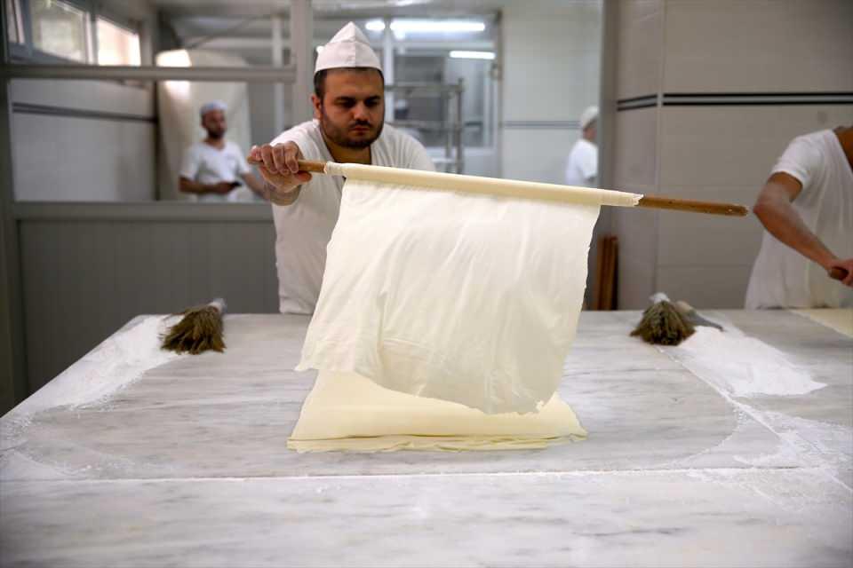 <p>Avrupa Birliği (AB) tarafından tescil edilen Türk mutfağının ilk ürünü "Antep baklavası"nın üretildiği Gaziantep'te ustalar, Kurban Bayramı öncesi artan siparişleri yetiştirmek için yoğun mesai yapıyor.</p>