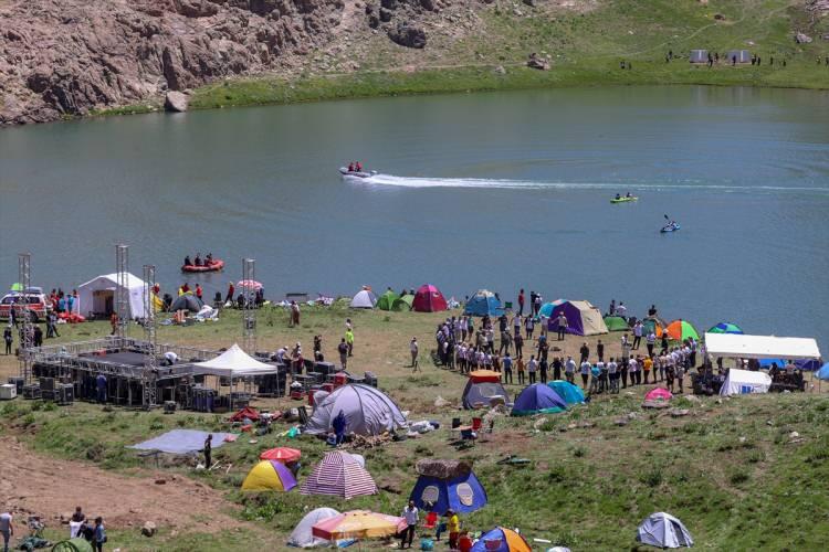 <p>Kentin son yıllarda birçok kültür ve sanat etkinliğine ev sahipliği yaptığını anlatan Akbıyık, şunları kaydetti:</p>
<p>"Bugün Sat Göllerinde festivalimizi yapıyoruz. Vatandaşlarımız iki gün boyunca muhteşem zaman geçirecek. </p>