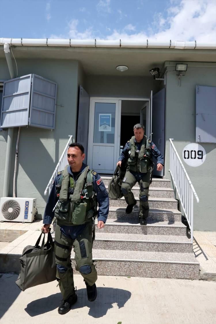 <p>Hazırlık sürecinin çok daha hızlı işlediği acil durumlarda ise hazır bekleyen pilotlar, vakit kaybetmeden hemen uçaklarının yanına gidiyor. Pilotların hazırlanması ve uçağın havalanması, NATO'nun belirlediği standardın yarısı kadar zamanda tamamlanıyor.</p>