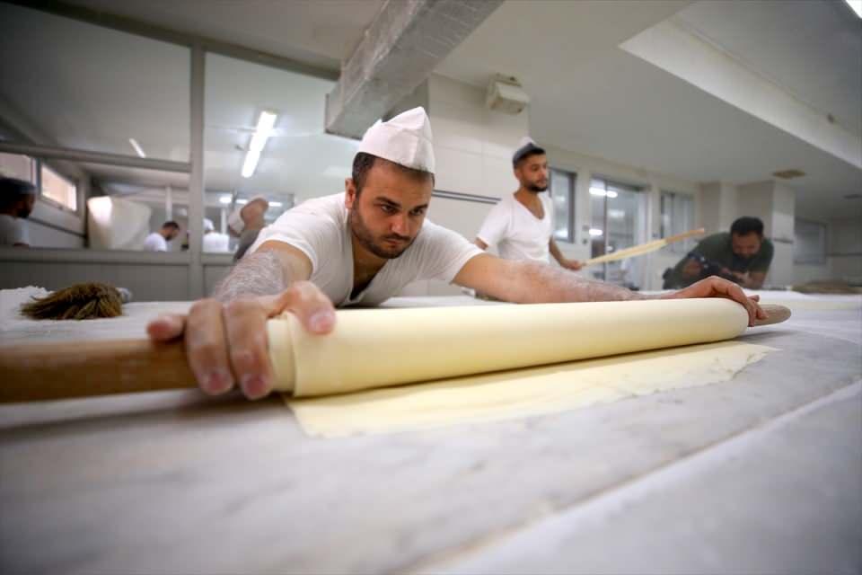 <p><strong>"Üretim ve satışta hummalı bir çalışma var"</strong></p>
<p>Baklava ustası Ahmet Faruk Şenel de her bayram öncesi tatlı bir telaşa girdiklerini söyledi.</p>