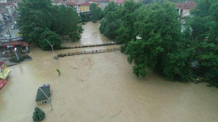 <p>Suyun çekildiği yerlerde, belediye ekipleri ve bazı iş yerlerinde esnaf temizlik çalışmasına başladı.</p>
<p> </p>