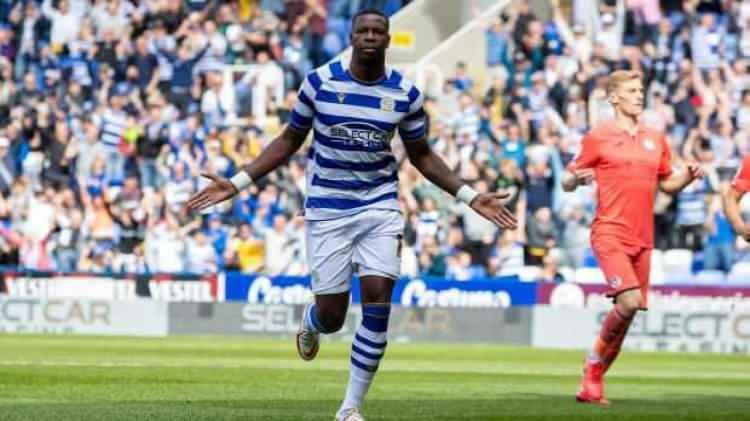 <p><strong>Lucas Joao için yapılan teklif ortaya çıktı!</strong></p>

<p>Forvet arayışını sürdüren Beşiktaş’ın Reading forması giyen futbolcu Lucas Joao için resmi teklif yaptığı iddia edildi.</p>

<p>Beşiktaş’ın Reading forması giyen futbolcu için resmi teklif yaptığı iddia edildi. Geçmişte Portekiz Milli Takımı’nın da formasını giyen 28 yaşındaki golcünün İtalyan takımlarının da gündeminde olduğu öne sürüldü. Lucas Joao, santrfor mevkisinin dışında sağ ve sol kanatta da oynayabiliyor.</p>

<p>Santrfor bölgesi için adaylarını ikiye indirerek Marco Arnautovic ve Wout Weghorst’tan birini kadroya katması beklenen Beşiktaş, ikinci forvet için çalışmalarına son sürat bir şekilde devam ediyor.</p>

<p>İngiliz basını, siyah beyazlıların Championship ekiplerinden Reading’de oynayan Portekiz doğumlu Angolalı forvet Lucas Joao’yu kadrosuna katmak istediğini yazdı.</p>

<p>The Sun’da yer alan habere göre; Beşiktaş, futbolcu için 2.9 milyon Euro’luk bir teklif sundu. Haberde, Beşiktaş’ın teknik direktörünün yakın zamanda İngiliz ekipleri Barnsley ve West Bromwich’i çalıştıran Valerien İsmael olduğu hatırlatıldı.</p>
