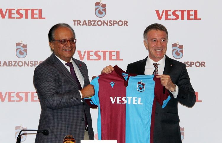 <p>TRABZONSPOR VESTEL İLE 3 YIL UZATTI<br />
<br />
​Geçtiğimiz yılın şampiyonu Trabzonspor ise Vestel ile olan birlikteliğine 3 yıl daha devam edeceğini duyurdu.</p>
