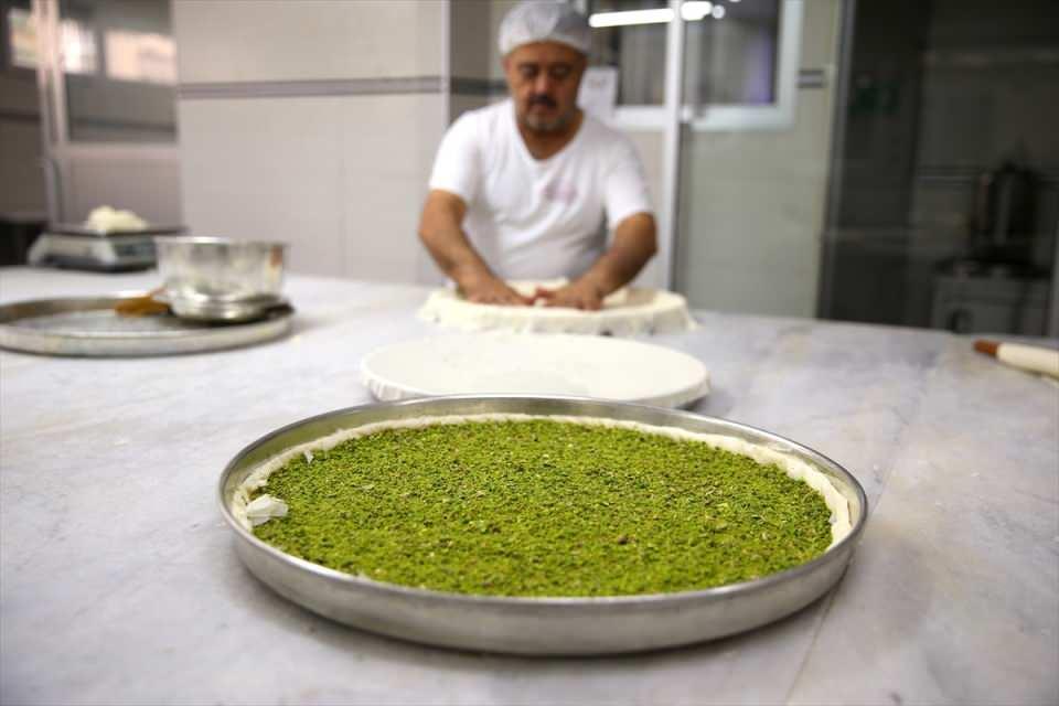 <p><strong> "Vardiya sayımızı arttırıyoruz"</strong></p>
<p>Bayramlarda misafirlere en çok baklava ikram edildiğini belirten Aktaş, "Havaların ısınmasıyla insanlar tatile gidiyor ama yine de bayramı evinde geçiren baklavaseverler siparişlerini veriyor. </p>