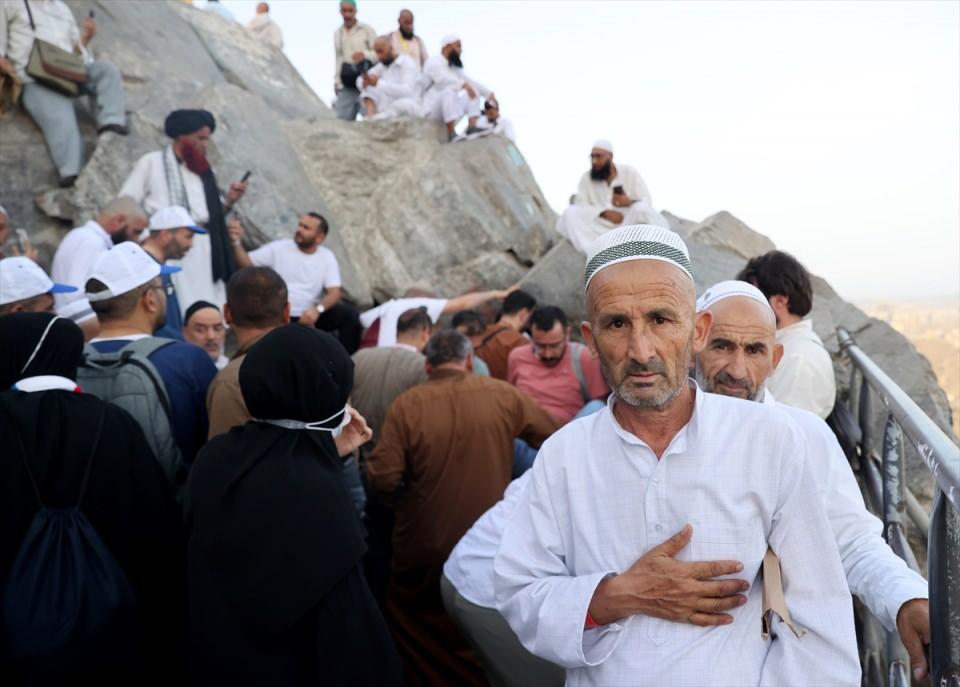 <p>Tüm dünyayı etkileyen salgın nedeniyle Suudi Arabistan makamlarının kararıyla 2020 ve 2021'de yurt dışından hacı kabul edilmeden, sınırlı sayıda adayla hac vazifesi yerine getirilmişti.</p>
<p> </p>