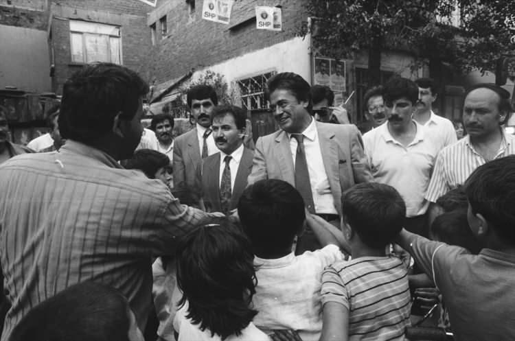 <p>Ama Türk halkının bir özelliği vardır. Kendisine kötü davrananı reddeder, ilgisini keser. Yenisi gelince hemen ona güvenir.<br />
Görsellik çok dikkat çekiyor. Dış görüntüyü daha iyi hale getirmek için insanlar çeşitli bakımlar, estetikler yaptırıyor. Erkeklerde de en fazla yapılan estetik, saç ekimi ve saç bakımıyla alakalı. Saçlarınızı korumak için sizin özel bakımınız var mı?</p>