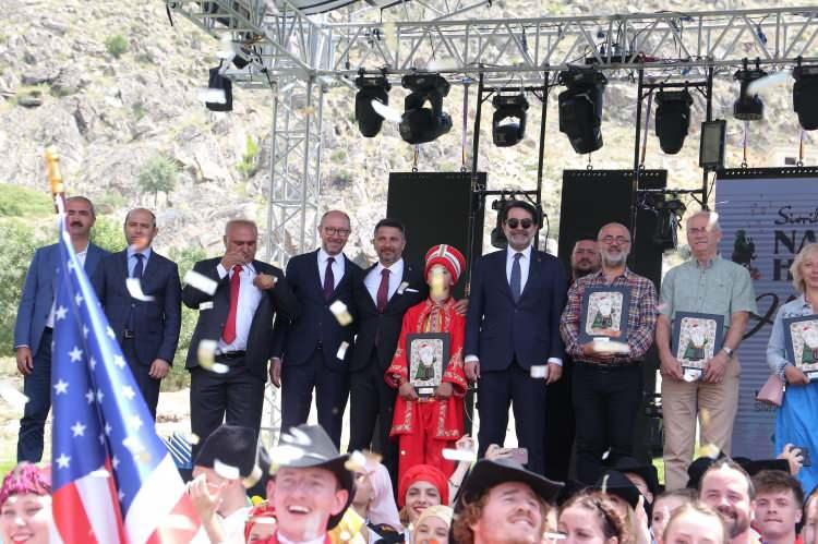 <p>Eskişehir’in Sivrihisar ilçesinde doğan Türk mizahının usta ismi ve halk filozofu Nasreddin Hoca’nın adını taşıyan Uluslararası Nasreddin Hoca Kültür ve Sanat Festivali, renkli görüntülerle başladı.</p>
