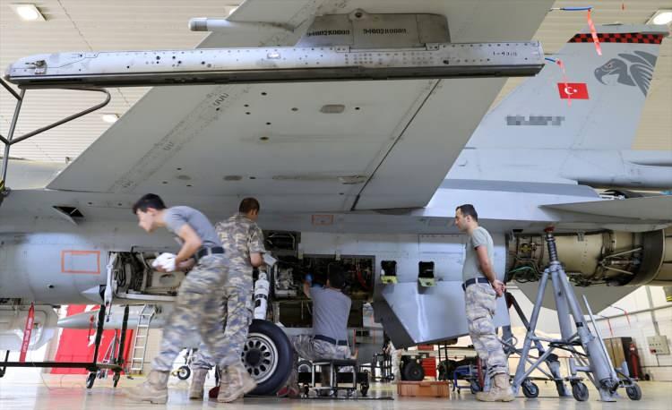<p>Uçuş öncesi yapılan toplantılarda görevle ilgili detayları, hava şartlarını ve oluşabilecek acil durumları değerlendiren pilotlar, buradan teçhizatlarının bulunduğu odaya geçiyor. </p>
