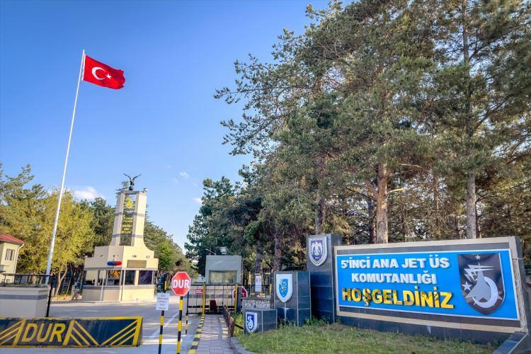 <p> Karadeniz'de Türk hava sahasına yaklaşan yabancı uçakların takibini yapan Merzifon'daki 5. Ana Jet Üs Komutanlığına bağlı 151'inci "Tunç Filo" Komutanlığında görev yapan pilotlar, gökyüzünde ülkenin güvenliğini sağlıyor.</p>