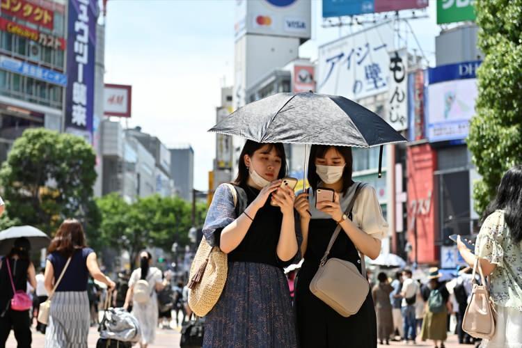<p>Diğer taraftan, 10 Temmuz'da parlamentonun üst meclisi için yapılacak seçimlerde başarılı olması beklense de, Japonya Başbakanı Fumio Kishida'nın iktidar partisi, ithalatı daha maliyetli hale getiren yen değerindeki bir düşüşle daha da kötüleşen yükselen fiyatların olumsuz etkileriyle karşı karşıya bulunuyor. Kamu yayın kuruluşu NHK tarafından 24-26 Haziran'da yapılan bir seçmen anketinde Kishida kabinesinin onayı geçen haftaki yüzde 55'ten yüzde 50'ye düştü.</p>