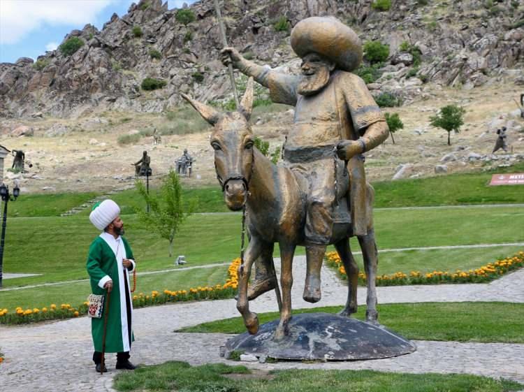 <p>"Nasreddin Hoca sadece fıkra demek değil. Çünkü fıkranın içinde bir şeyleri insanların kalbine yerleştiriyor. İnsanların söylemeye cesaret edemeyecekleri şeyleri o mizahla insanların kalp duvarlarına, gönül duvarlarına tebessümle, insanların gönlünü, kalbini kırmadan yerleştiriyor. İnsanları kırmadan, onlara bir şeyleri anlatabilmek kolay bir iş değil. Yani bugün insanları ağlatmak çok kolaydır belki ama güldürmek çok zordur. Bu işi profesyonelce yapmadığım için eksiklerim, hatalarım oluyordur.</p>