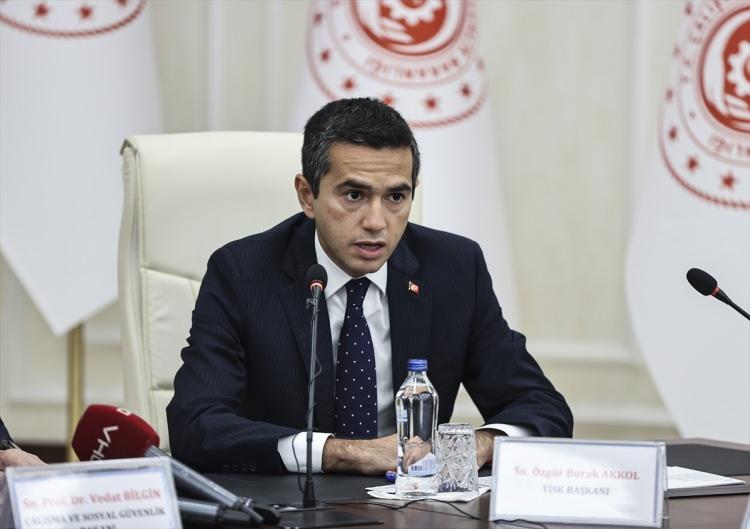 <p><strong>TİSK VE TÜRK-İŞ'TEN MESAJ</strong><br />
Türk-İş Başkanı Ergün Atalay ocak ayında asgari ücrete güzel bir zam yapıldığını ancak bunun 3 ayda enflasyonla eridiğini belirtti. TİSK Başkanı Özgür Burak Akkol ise ellerini taşın altına koymaya hazır olduklarını belirterek, "Dengeli bir rakamda anlaşacağımızı ümit ediyorum" diye konuştu.</p>
