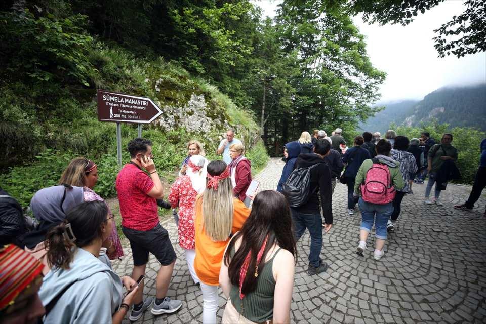 <p>Kaya düşme riskine karşın 1 Kasım 2021'de tekrar kapatılarak restorasyona alınan tarihi manastırda, tehlike oluşturan kayalar çelik halatlarla sabitlendi, kaya tutucu bariyerler inşa edildi. </p>
<p> </p>