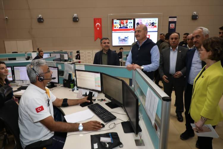 <p>Düzce Belediye Başkanımız, tüm kuruluşlar, el ele vererek inşallah bu gece yarısına kadar Düzce’nin suyunu verebilmesi için çalışıyor. 24 saat içinde, 4 kilometrelik bu hattın yapılması kolay değil. Tüm arkadaşlarımızdan Allah razı olsun” ifadelerini kullandı.</p>