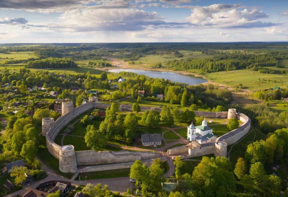 <p>Rusya'nın Pskov Oblastı Pechorsky Bölgesi'nde 1330 yılında inşa edilen İzborsk kalesi, ülkenin kuzey batısının, özellikle de 14. yüzyılın ortalarından itibaren Novgorod Cumhuriyeti'nden ayrılarak bağımsız hale gelen Pskov topraklarının savunmasında büyük rol oynadı. </p>

<p> </p>
