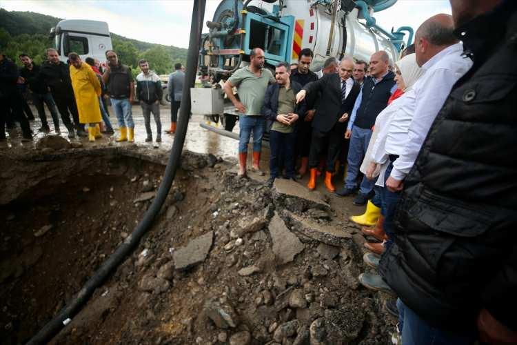 <p>Tüm illerle yaptığımız değerlendirmelerimiz çerçevesinde, bizim gördüklerimiz çerçevesinde, gerek alt yapı, tarım hasarları, yol, köprü, su gibi, köylerimizin, kırsalımızın ve şehirlerimiz ile köylerimizin arasında olan alt yapılarımızın hasarı açısından gün geçtikçe tablo ağırlaşmaktadır. Altını çizerek bunu ifade etmek istiyorum. Bugün Düzce’de gördüğümüz tablo endişe vericidir. Sadece Gölyaka’da 5 bin dönüm arazinin, hem de tarımla ilgili ekili olan arazinin sular altında olduğunu, Düzce’de toplam 21 bin dönüm ekili arazinin sular altında olduğunu söyleyebilirim. </p>
