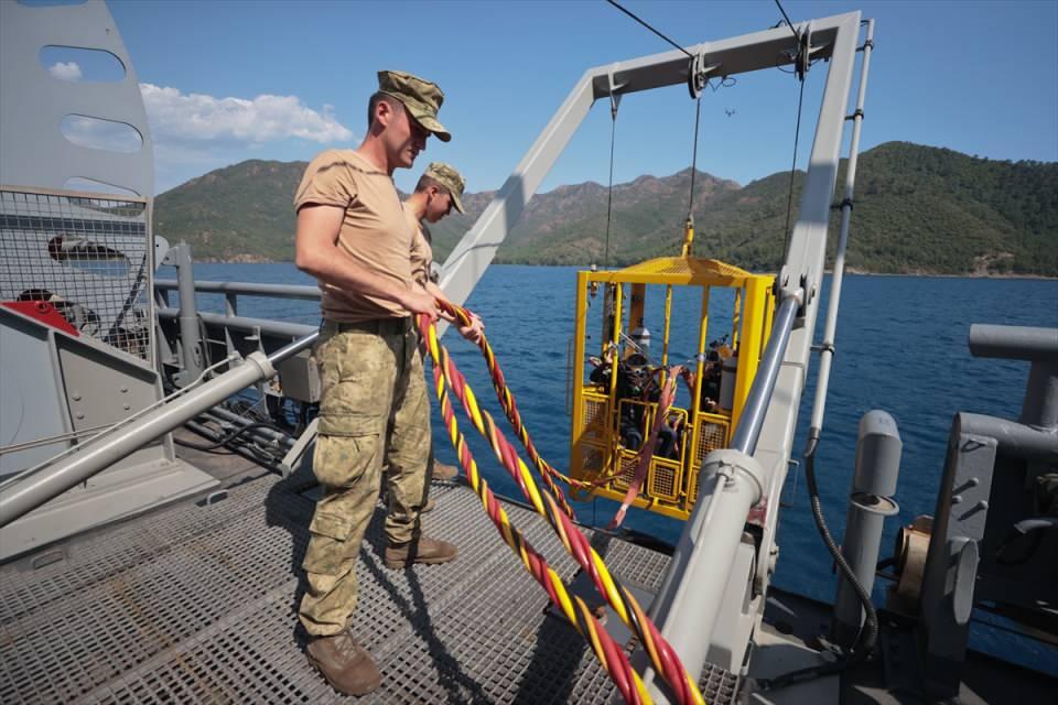 <p>Deniz dibinden enkaz kaldırma donanımına da sahip olan, yerli ve milli imkanlarla ileri teknoloji ile donatılan TCG Alemdar Denizaltı Kurtarma Gemisi ile 600 metre derinliğe kadar müdahalede bulunulabiliyor.</p>
<p> </p>