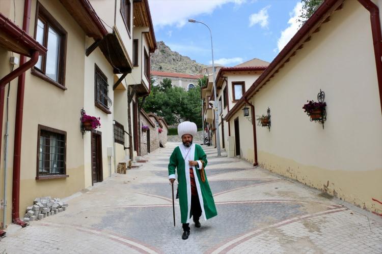 <p>Bunda da arkadaşlarımın, dostlarımın, ilgililerin desteklerini ve önerilerini önemsiyorum. Ona göre değerlendirmeler yapıyorum. Genelde Sivrihisar'da yetişen herkes Nasreddin Hoca'nın torunu olduğu için hazır cevap vermeye alışkındır. Genelde doğaçlama olarak yapıyorum bu işi. Veriyor Allah, biz de söylüyoruz mikrofona.</p>