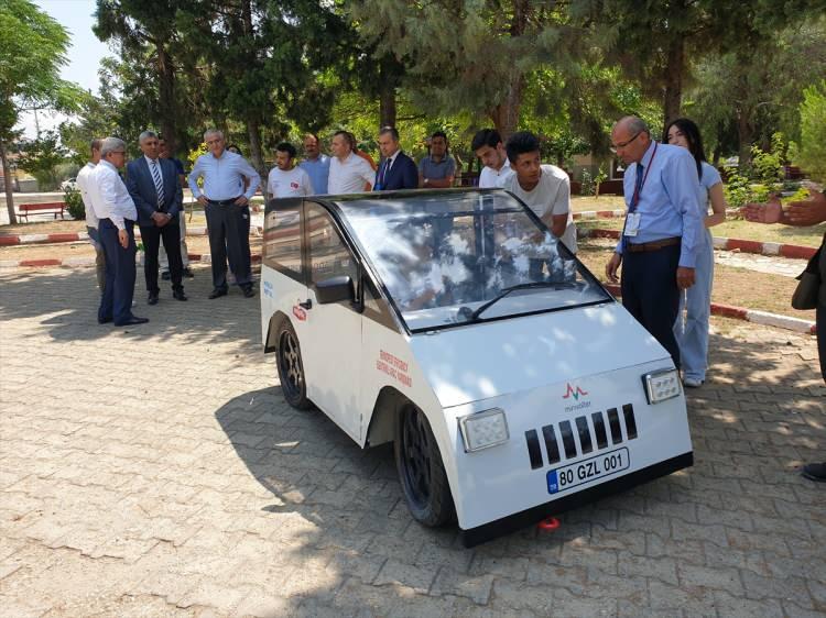 <p>Öğrencilerden Esat Hoşça, tamamladıkları araçla Liseler Arası Efficiency Challenge Elektrikli Araç Yarışları'nda birinci olmayı hedeflediklerini söyledi.</p>
<p>İl Milli Eğitim Müdürü Aydın Albak da geçen yıl Osmaniye'den 13 projeyle yarışlara katıldıklarını ve önemli dereceler kazandıklarını belirtti.</p>
<p> </p>