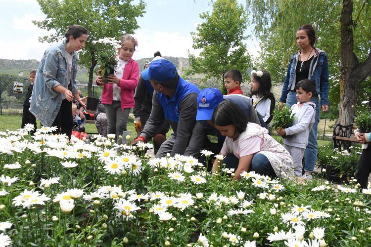 <p class="MsoNormal">Kent merkezinde ise çocuklar, eşi için çiçek ekeceğini geçen ay sosyal medyadan duyuran sanatçının yerine, adının verildiği parkı papatyalarla donattı.<o:p></o:p></p>
