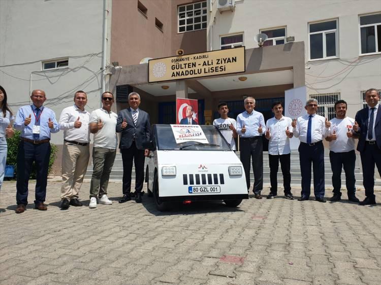 <p>Osmaniye'de 5 lise öğrencisinin öğretmenlerinin gözetiminde 40 günde yaptığı elektrikli araba, tek şarjla 70 kilometre yol yapabiliyor.</p>

