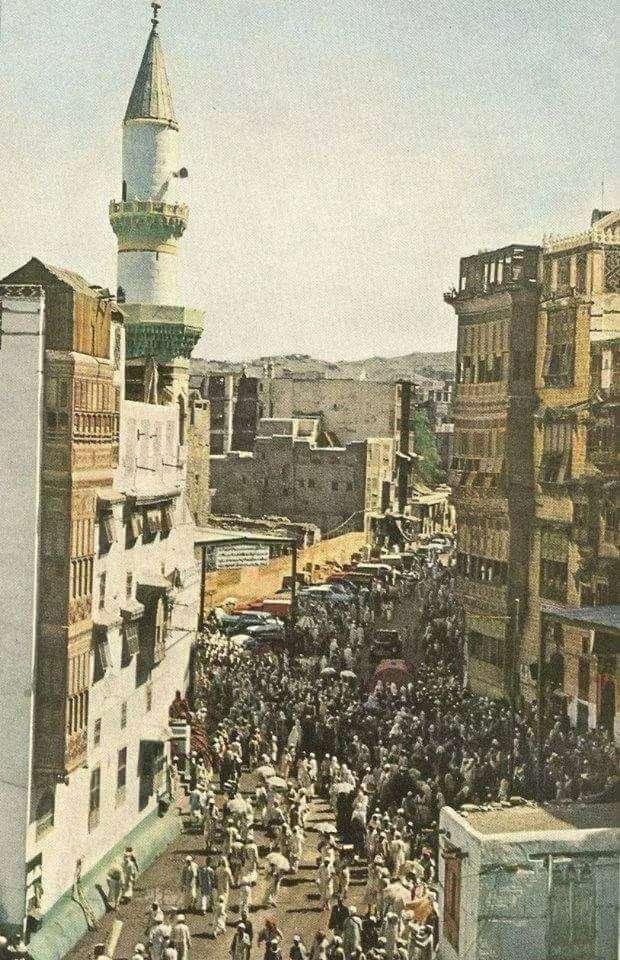 <p>Mekke’de işlek bir sokak. Osmanlı döneminden kalma bir minare de fotoğrafta görünmekte.</p>
<p> </p>
