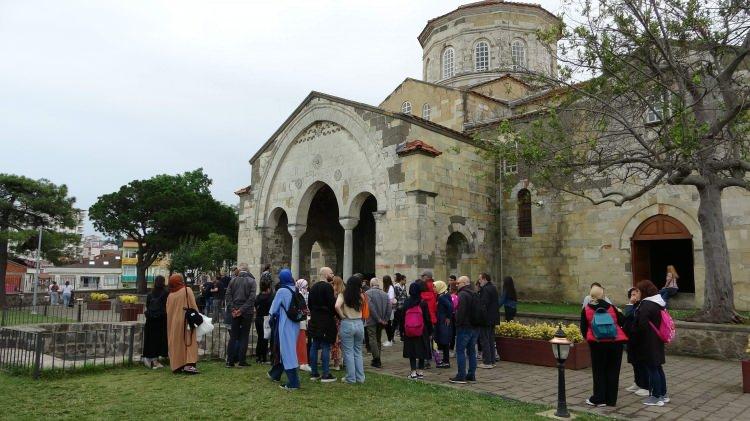 <p>Ziyaretçilerden Sefa Başak, yerli ziyaretçiden ziyade Arap turistlerin çoğunlukta olduğunu ifade ederek “Ayasofya’ya bir yıl önce gelmiştim. Restorasyondan sonra özellikle Arap turistlerin daha yoğun olduğunu görüyorum. Çok güzel bir mekân. Genelde yerliden ziyade Arap turistlerin çoğunlukta olduğunu görmekteyiz” diye konuştu.</p>
