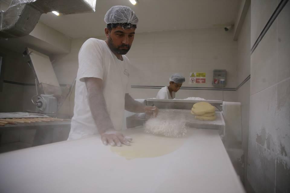 <p>Türkiye'nin yanı sıra dünyanın hemen her yerine ürün gönderen Gaziantepli baklavacılar, siparişleri yetiştirebilmek için çalışma şartlarında değişikliğe gitti. </p>
<p> </p>