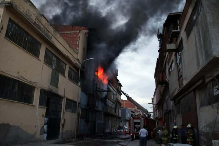 <p>İhbar üzerine olay yerine, 112 Acil Sağlık, polis ve itfaiye ekipleri sevk edildi.</p>