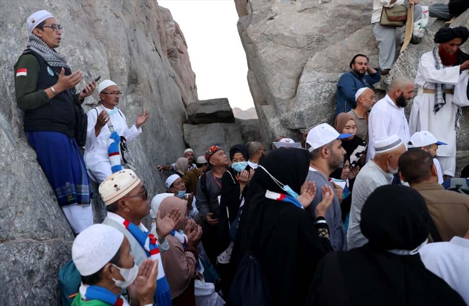 <p>Hacı adaylarından Habibe Kılıç ise Kabe'yi ilk gördüğünde çok mutlu olduğunu belirterek Allah'tan herkesin Kabe'yi görmesini temenni etti.</p>

<p> </p>
