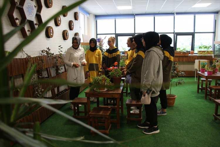 <p>Okul Müdürü Muzaffer Uğur rehberliğinde "Tohum Sandığı" adıyla faaliyete geçen projeye, farklı illerden gönderilen ya da öğrencilerin ailelerinden temin ettiği ata tohumlarının toplanmasıyla başlandı.</p>
