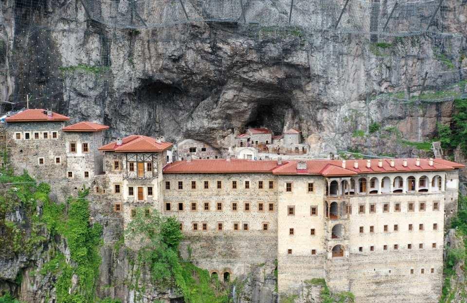 <p>Bölgedeki tarih, kültür ve doğa turizmine önemli katkı sağlayan Sümela Manastırı, sisli ve yağmurlu havalarda da ziyaret ediliyor.</p>
<p> </p>
