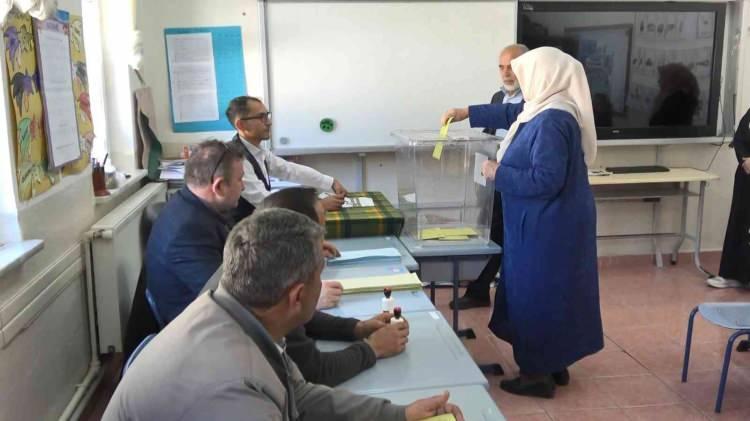 <p>Beldenin Hamamönü, Kanarya ve Naltepe mahallelerinde de muhtarlık için adaylar yarıştı.</p>