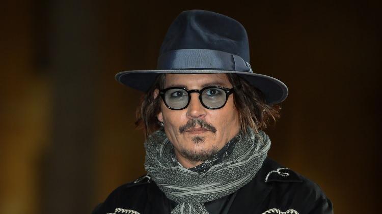 <p><strong>2016 yılında boşandığı eşi Amber Heard nedeniyle zor günler geçiren Johnny Depp, 6 yıl boyunca tüm projelerden men edilmişti. Heard, Depp'in kendisine şiddet uyguladığını tüm kamuoyuna inandırmıştı. Bu da Depp'in kariyerini bitirmişti. </strong></p>
