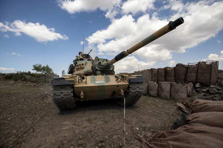 <p>"Irak sınırlarımızı teröristlerin saldırılarından kurtaracak operasyonlarımız başarıyla sürüyor." diyen Erdoğan, "Suriye sınırında güvenlik koridorunun eksikliklerini tamamlayarak orada yeni harekatlara başlayacağız." açıklamasında bulundu.</p>