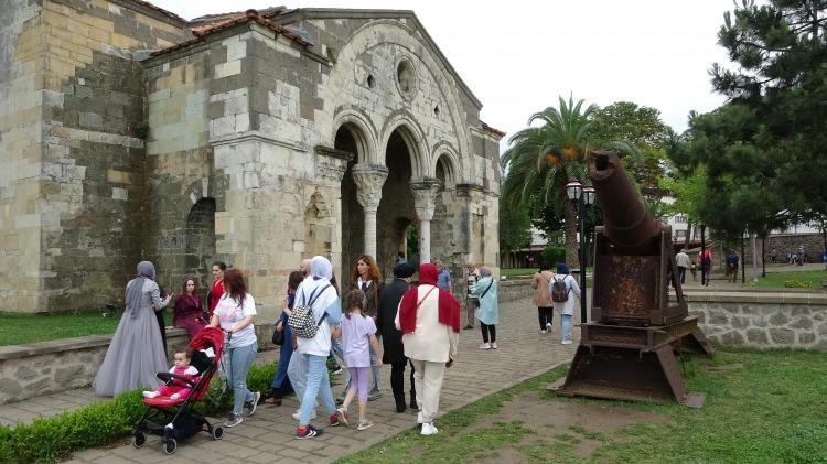 <p>Dünyanın farklı ülkelerinden gelerek Ayasofya Camiini ziyaret edenler turizm rehberi öncülüğünde caminin tarihi hakkında bilgi alırken, turist rehberi Ahmet Zeki Apalın, düzenli olarak Ayasofya Camii'nde turist getirdiğini söyledi.</p>
