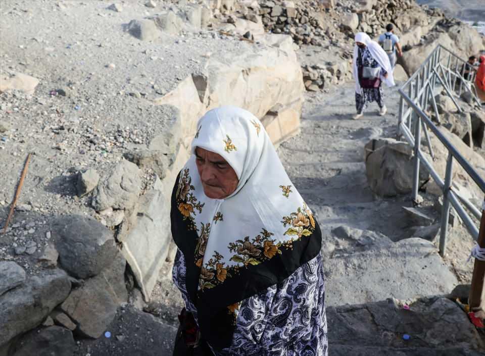 <p><strong> Hacerü'l Esved ve Kabe’ye dokunmak bu sene yasak</strong></p>

<p>Kovid-19 salgını sınırlamaları gevşetilse de bazı tedbirlerin devam ettiği görülüyor. Bu doğrultuda Kabe'nin çevresine paravan koyularak hacı adaylarının Kabe'ye ve yoğun ilgi gösterdikleri Hacer-ül Esved'e dokunmaları engellendi.</p>
