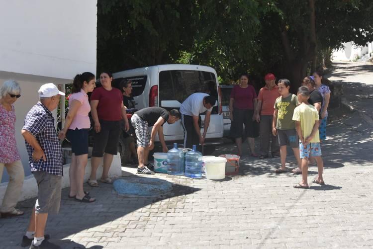 <p>Mahalleye yaklaşık 150 metre mesafedeki evlerde suların aktığını belirten Ömer Aksunlu da "Burada 100 hane var. Suyumuz geliyor, bazen hiç gelmiyor. Su hep aşağı kesimlerde akıyor ama biz burada haftalarca susuz kalıyoruz" diye konuştu.</p>
<p> </p>