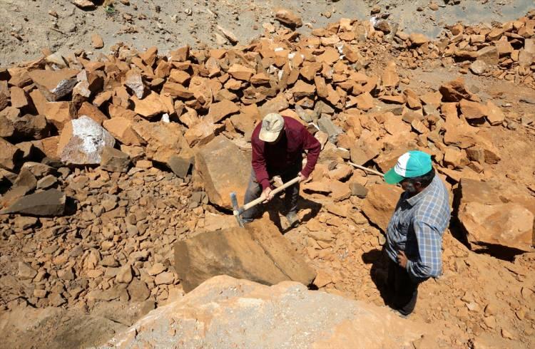 <p>Gürgüz, AA muhabirine, 40 yıldır yaptığı taş işçiliğiyle 4 çocuğunu büyüttüğünü, okuttuğunu ve evlendirdiğini söyledi.</p>
