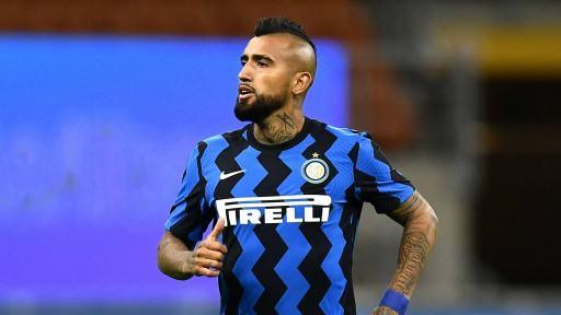 <p><strong>Şili basınından Vidal iddiası!</strong></p>
<p>Sarı-kırmızılı kulüp, transferde orta sahaya yoğunlaştı. Benfica'nın yıldızı Joao Mario'ya teklif yapan Dursun Özbek yönetiminin Arturo Vidal'e de kanca attığı ileri sürüldü. </p>
<p>Şili basını, Galatasaray'ın 35 yaşındaki yıldız için yaptığı teklifin detaylarını yazdı. İddialara göre; Galatasaray'ın Vidal'e Inter'de kazandığına yakın bir bedeli ödemeye hazır olduğunu ilettiği kaydedildi. Inter'in bonservis talep etmeden yollarını ayırmaya ikna olduğu deneyimli orta saha oyuncusuna Galatasaray'ın teklifinin yıllık net 3 milyon euro olduğu belirtildi. </p>