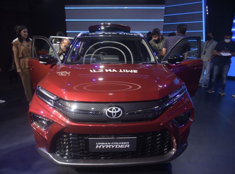 <p>Toyota ve Suzuki ortaklığında yapılan yeni model Toyota Urban Cruiser Hyryder Hybrid SUV'nin tanıtımı Hindistan'ın başkenti Yeni Delhi'de yapıldı.</p>
