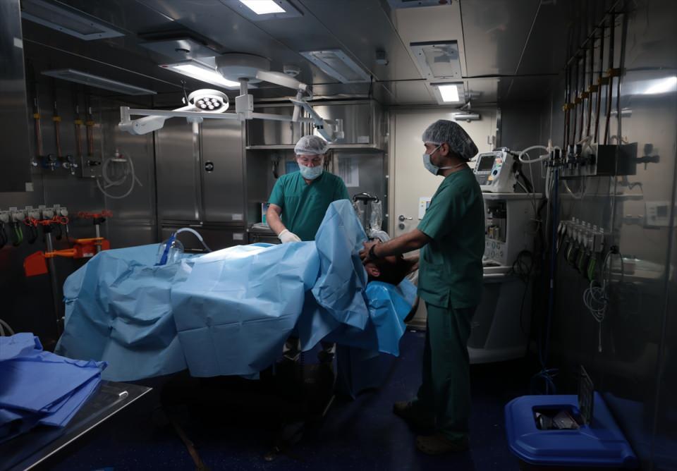 <p><strong>Gemideki ameliyathanede doktorlar hazır bekliyor</strong></p>
<p>Basınç odası, röntgen, ultrason ve solunum cihazının yanı sıra olası acil durumlar için bir genel cerraha ameliyat yapma imkanı sağlayan, bir acil müdahale odasıyla da adeta "yüzen bir hastaneyi" andıran TCG Alemdar gemisine alınan personelin tıbbi müdahalesi, Denizaltı Tahliye ve Kurtarma Yardım Timi tarafından yapıldı.</p>