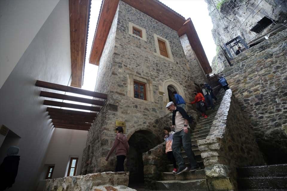 <p>Turist rehberi Şaban Avcı, İzmir ve Manisa'dan 42 kişilik turla geldiklerini ifade ederek, "Burada ağaç çeşidinin bol oluşu, doğanın da bugün sislerle beraber kucaklaşması bölgeye farklı bir hava yarattı. Burası daha da bir güzel oldu." sözlerine yer verdi.</p>
<p> </p>
