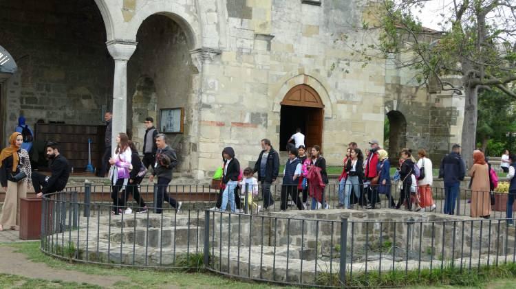 <p>Turizm Arap, şu bu ayırım diye gözetmez. Dolayısıyla gerçekten tarihimizi, kültürümüzü, değerlerimizi görmek, öğrenmek için geliyorsa, nereden gelirse gelsin toplumsal huzuru bozmadıkları sürece biz kabul ederiz ve destekleriz” dedi.</p>