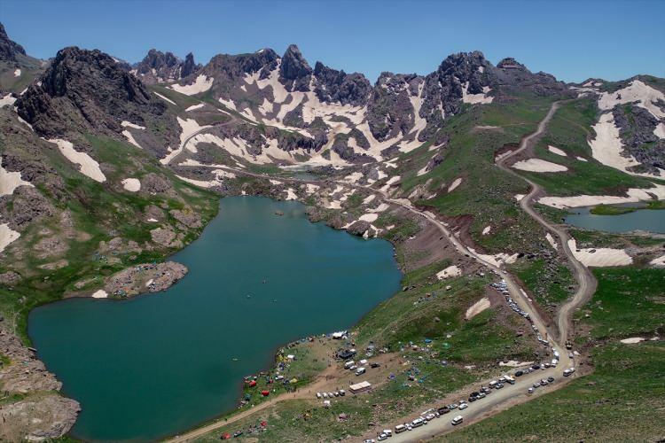 <p>Cumhurbaşkanlığı kararıyla "Milli Park" ilan edilen İkiyaka Dağları'ndaki Sat Buzul Gölleri, sağlanan huzur ortamı sayesinde kültür, sanat ve sportif faaliyetlere ev sahipliği yapıyor.</p>
